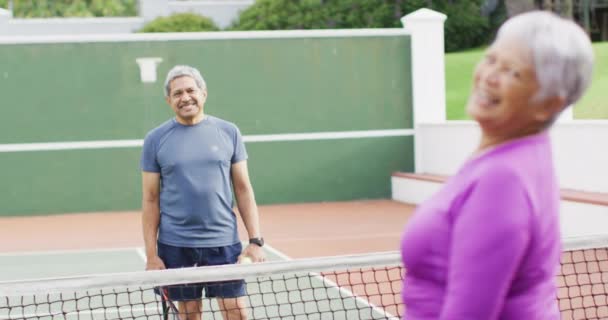Video Lyckliga Biracial Senior Par Som Håller Racketar Tennisbana Aktiv — Stockvideo