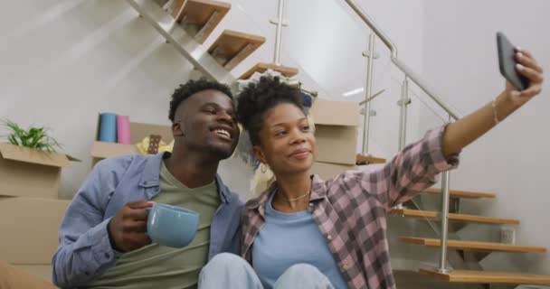 Vídeo Feliz Casal Afro Americano Tirando Selfie Depois Mudar Para — Vídeo de Stock