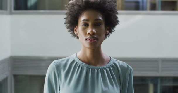 Vídeo Uma Mulher Negócios Afro Americana Feliz Olhar Para Câmara — Vídeo de Stock