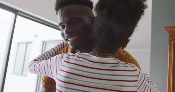 Video Van Gelukkig Afrikaans Amerikaans Koppel Dat Thuis Omarmt Liefde — Stockvideo
