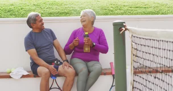 Video Feliz Pareja Ancianos Birraciales Abrazando Hablando Después Del Partido — Vídeo de stock