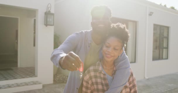 Video Glade Afrikanske Amerikanske Par Omfavne Vise Nøgler Til Nyt – Stock-video