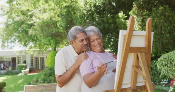 Video Feliz Biracial Pareja Ancianos Pintando Jardín Estilo Vida Jubilación — Vídeo de stock