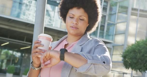 Además Tamaño Biracial Mujer Comprobar Smartwatch Beber Café Ciudad Nómada — Vídeo de stock