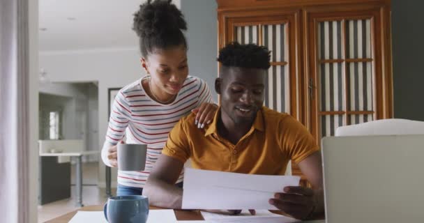 Video Van Gelukkig Afrikaans Amerikaans Koppel Met Laptop Rekeningen Betalen — Stockvideo