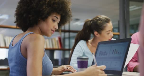 Diversos Colegas Negócios Masculinos Femininos Conversando Usando Laptop Trabalhando Negócios — Vídeo de Stock