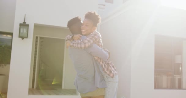 Відео Щасливої Афроамериканської Пари Обіймається Перед Новим Будинком Любов Стосунки — стокове відео