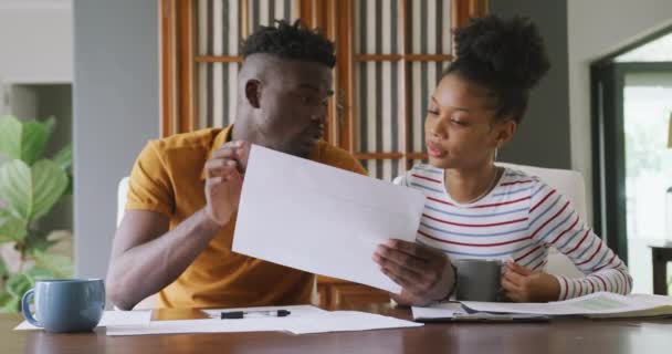 Vidéo Couple Afro Américain Ciblé Qui Planifie Son Budget Familial — Video