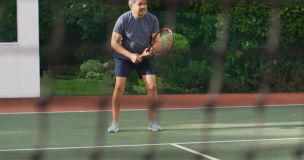 Видео Мужчина Играет Теннис Теннисном Корте Активный Пенсионный Образ Жизни — стоковое видео