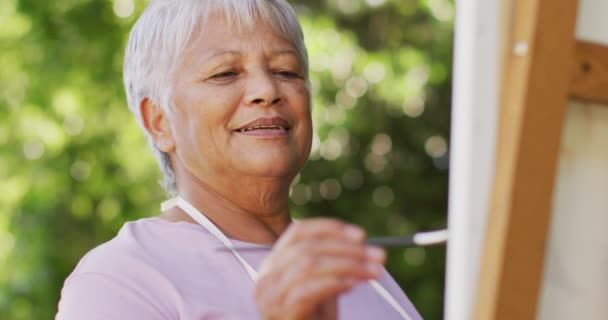 Video Van Gelukkige Biracial Senior Vrouw Schilderen Tuin Actieve Pensionering — Stockvideo