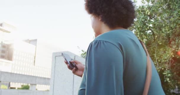 Rozmiar Birasowej Kobiety Chodzącej Schodach Smartfonem Mieście Cyfrowy Nomad Podróży — Wideo stockowe