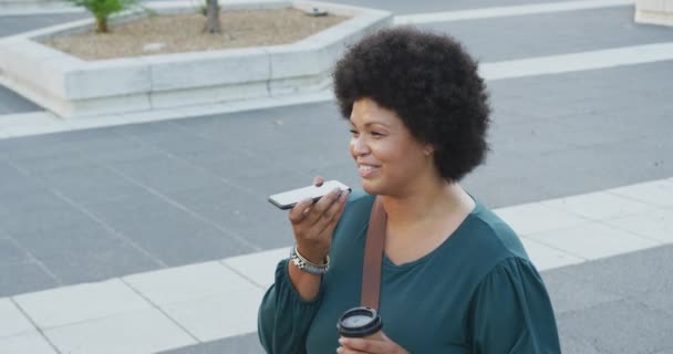 Szczęśliwy Rozmiar Birasowa Kobieta Mówi Smartfonie Picia Kawy Cyfrowy Nomad — Wideo stockowe