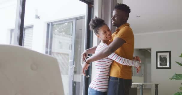 Vídeo Feliz Casal Afro Americano Abraçando Casa Amor Relacionamento União — Vídeo de Stock