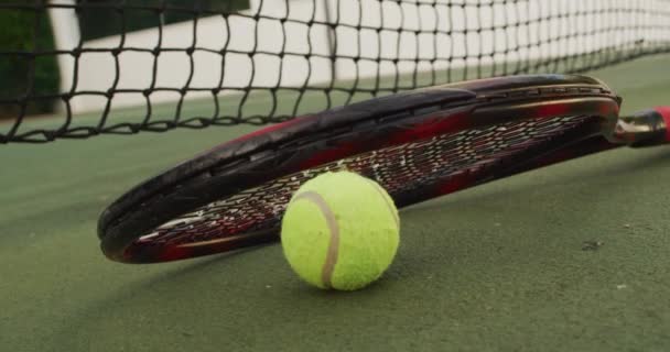 Wideo Rakiety Tenisowej Piłki Leżącej Korcie Tenisowym Aktywny Tryb Życia — Wideo stockowe