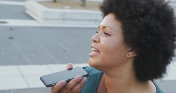 Happy Size Biraciale Vrouw Aan Het Praten Smartphone Stad Digitale — Stockvideo