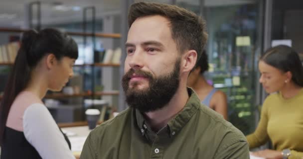 Retrato Empresário Caucasiano Feliz Sobre Diversos Colegas Negócios Discutindo Trabalhando — Vídeo de Stock