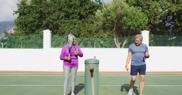 Βίντεο Από Ευτυχισμένο Ζευγάρι Ηλικιωμένων Που Περπατούν Ρακέτες Στο Γήπεδο — Αρχείο Βίντεο