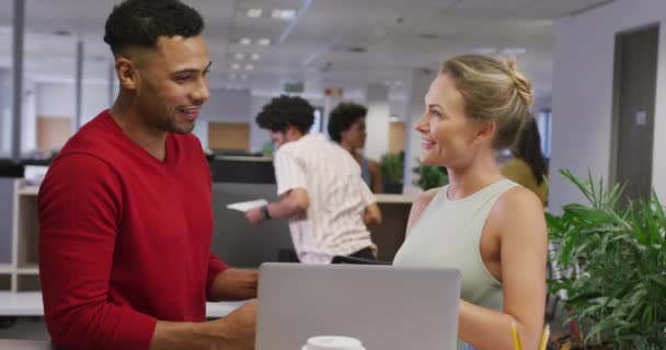 Diversos Felizes Colegas Negócios Masculinos Femininos Conversando Usando Laptop Trabalhando — Vídeo de Stock