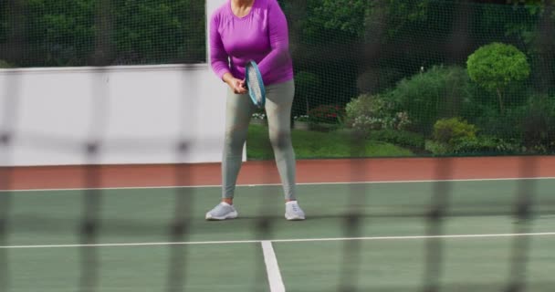 Vidéo Heureuse Femme Âgée Biraciale Jouant Tennis Sur Court Tennis — Video