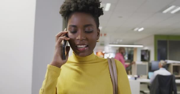 Счастливая Африканская Американская Деловая Женщина Разговаривает Смартфону Входит Офис Работа — стоковое видео