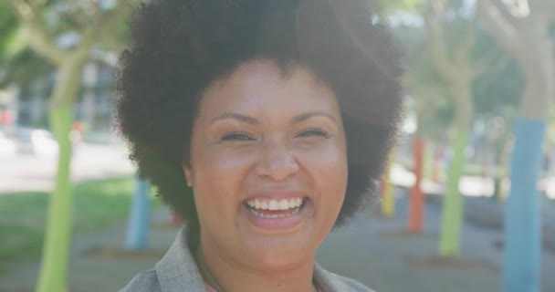 Retrato Mujer Birracial Feliz Más Tamaño Sonriendo Parque Nómada Digital — Vídeo de stock