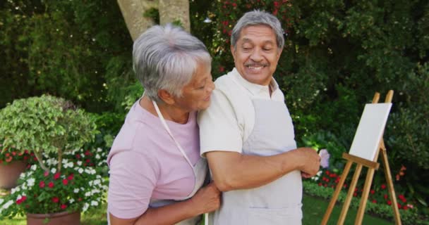 Video Feliz Biracial Pareja Ancianos Pintando Jardín Estilo Vida Jubilación — Vídeos de Stock