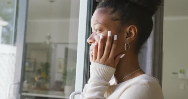 Vídeo Mulher Afro Americana Chorando Olhando Para Fora Janela Emoções — Vídeo de Stock