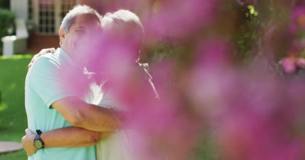 Vidéo Heureux Couple Personnes Âgées Biraciales Embrassant Dans Jardin Style — Video
