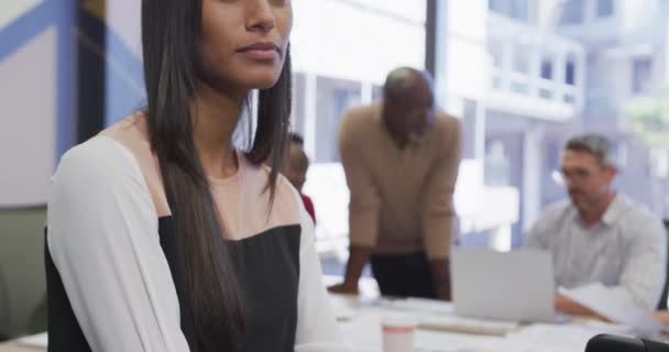 Retrato Feliz Mujer Negocios Birracial Sobre Diversos Colegas Negocios Discutiendo — Vídeos de Stock