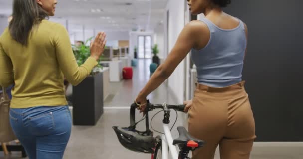 Colegas Negócios Femininas Diversas Conversando Andando Com Bicicleta Trabalhando Negócios — Vídeo de Stock