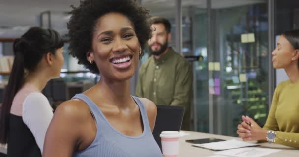 Egy Boldog Afro Amerikai Üzletasszony Portréja Különböző Üzleti Kollégák Beszélgetéseiről — Stock videók