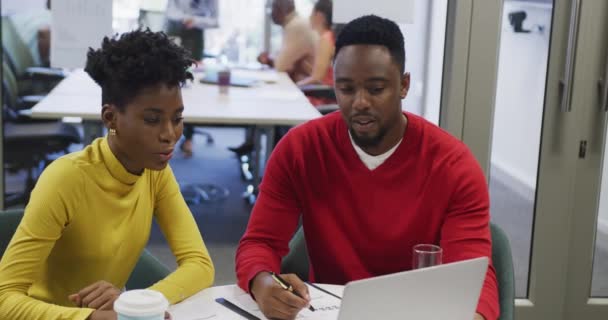 Des Collègues Affaires Afro Américains Hommes Femmes Parlent Utilisent Ordinateur — Video