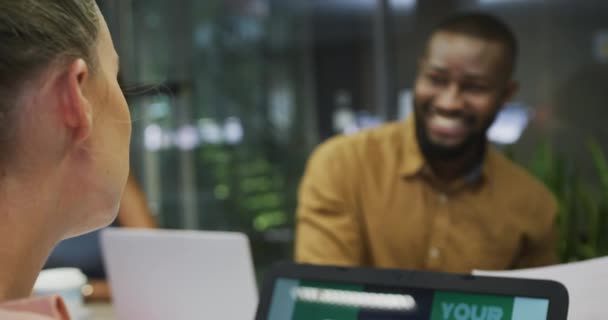 Diversi Colleghi Uomini Donne Affari Sorridenti Che Utilizzano Computer Portatile — Video Stock