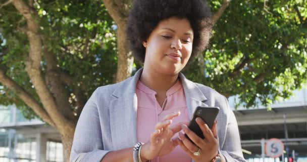 Portret Szczęśliwej Kobiety Rozmiar Biracial Pomocą Smartfona Mieście Cyfrowy Nomad — Wideo stockowe