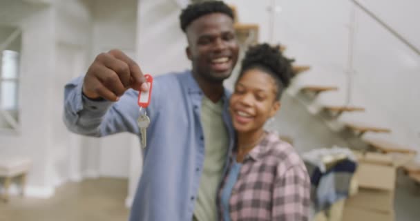 Video Feliz Pareja Afroamericana Abrazando Mostrando Las Llaves Nueva Casa — Vídeo de stock