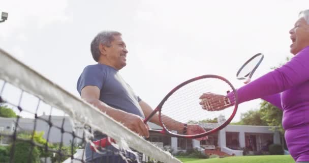 Video Bahagia Birasial Pasangan Senior Merangkul Lapangan Tenis Gaya Hidup — Stok Video
