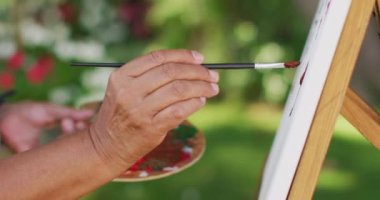 Bahçede son sınıf öğrencilerinin resim yaptığı bir video. aktif emeklilik yaşam tarzı, hobi ve dışarıda zaman geçirme.