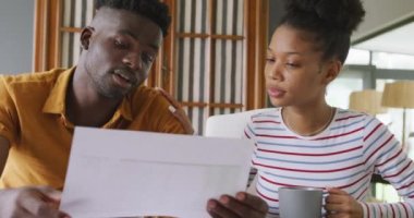 Afrika kökenli Amerikalı çiftin ev bütçesi planlama videosu. ilişki, finans, para ve sorumluluk kavramı.