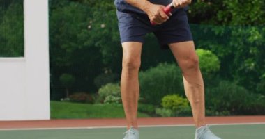 Tenis kortunda oynayan çift ırklı son sınıf öğrencisinin orta bölüm videosu. aktif emeklilik yaşam tarzı, kıdemli ilişki ve tenis eğitim konsepti.