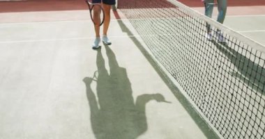 Tenis kortunda uyanan çift ırklı yaşlı çiftin bacakları. aktif emeklilik yaşam tarzı, kıdemli ilişki ve tenis eğitim konsepti.