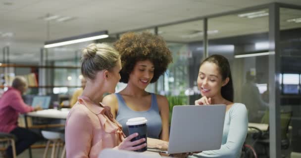 Divers Collègues Affaires Féminines Parlent Utilisent Ordinateur Portable Travailler Entreprise — Video