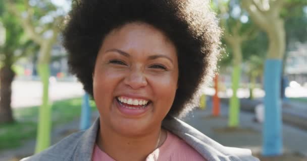 Retrato Mujer Birracial Feliz Más Tamaño Sonriendo Parque Nómada Digital — Vídeo de stock