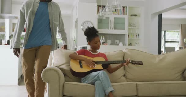 Відео Щасливої Афроамериканської Пари Сидить Дивані Співаючи Граючи Гітарі Любов — стокове відео