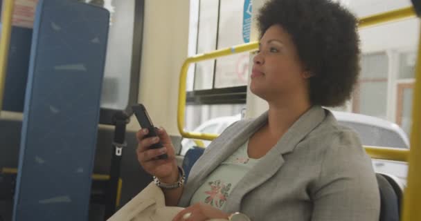 Glückliche Size Frau Mit Smartphone Bus Digitaler Nomade Unterwegs Körperinklusivität — Stockvideo