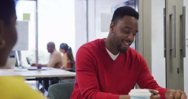 Afrika Kökenli Amerikalı Erkek Bayan Arkadaşları Konuşuyor Ofiste Notlar Alıyorlar — Stok video