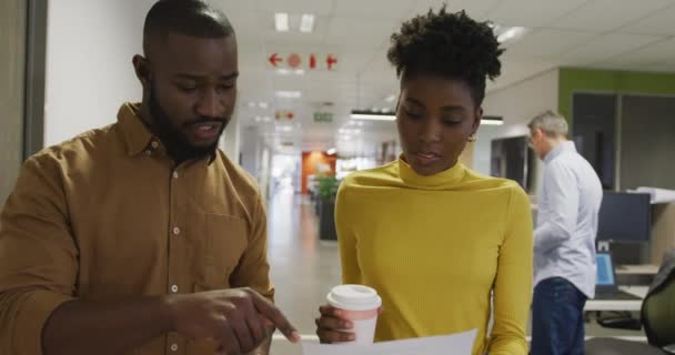 Afrikanische Männliche Und Weibliche Geschäftskollegen Reden Und Gehen Büro Arbeit — Stockvideo