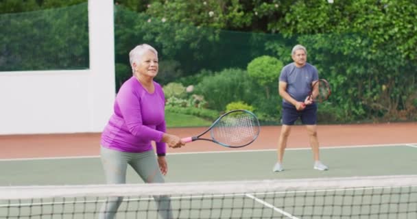 Wideo Szczęśliwej Dwurasowej Pary Seniorów Podczas Treningu Korcie Tenisowym Aktywny — Wideo stockowe