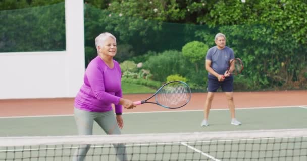 Video Bahagia Birasial Pasangan Senior Selama Pelatihan Lapangan Tenis Gaya — Stok Video