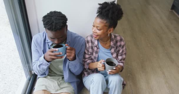 Video Una Feliz Pareja Afroamericana Tomando Café Abrazándose Casa Amor — Vídeo de stock