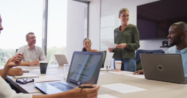 Diverse Mannelijke Vrouwelijke Collega Uit Het Bedrijfsleven Discussiëren Tijdens Bijeenkomst — Stockvideo